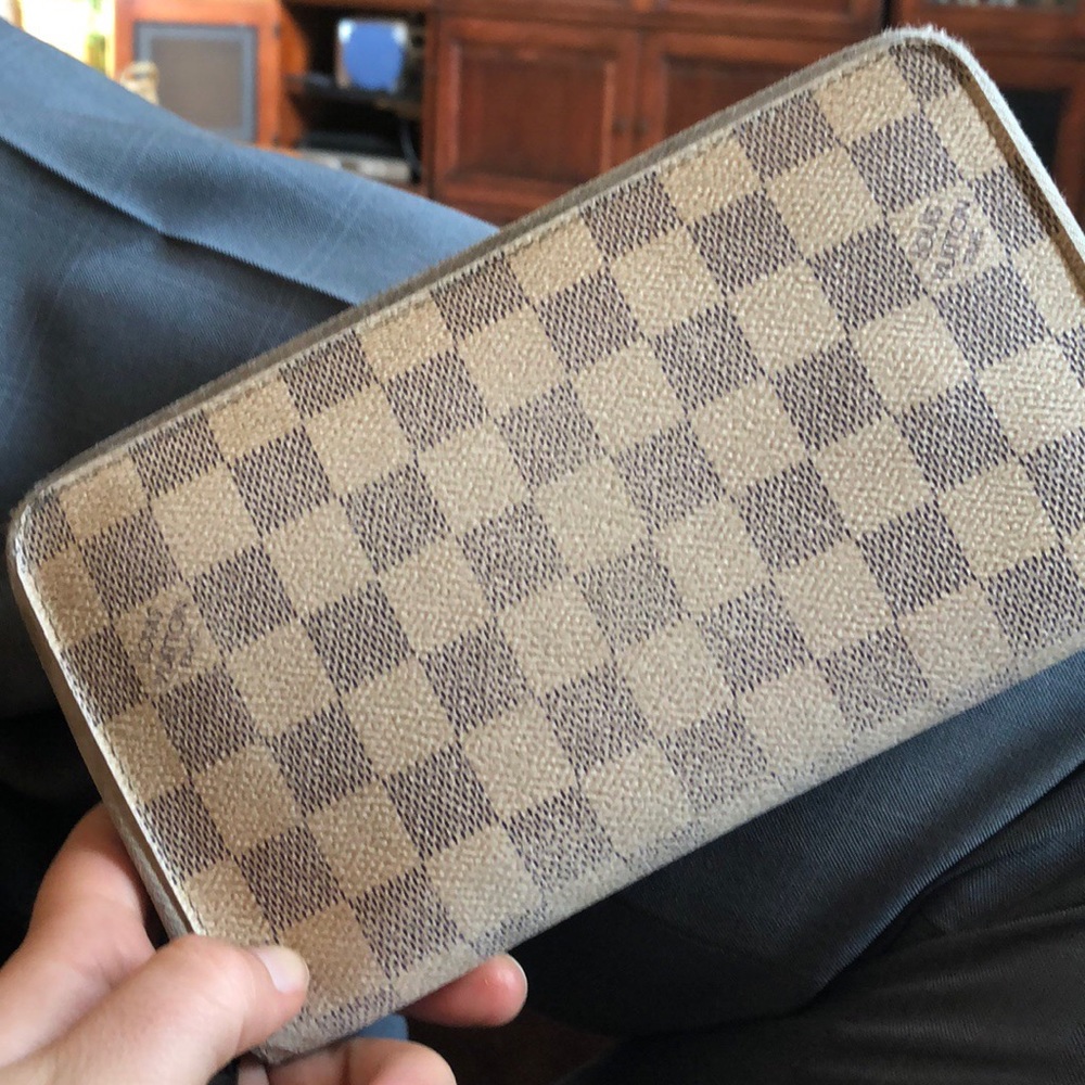 HOUR FLASH SALE: Louis Vuitton Wallet